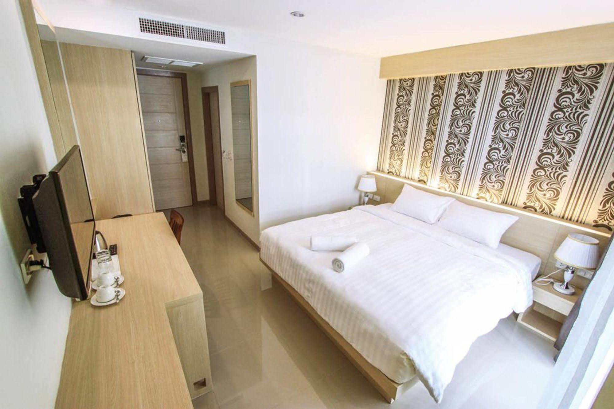 Ocean And Ole Patong Hotel Exterior photo